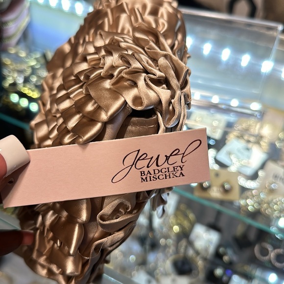 New Ruffle clutch purse gold chain for the shoulder by Jewel Badgley Mischka - Picture 8 of 9